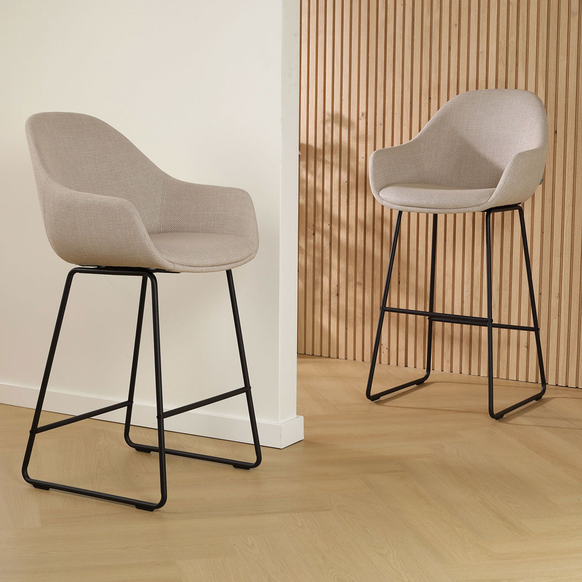 Nino-Mae barkruk beige - zwart onderstel - 65 cm