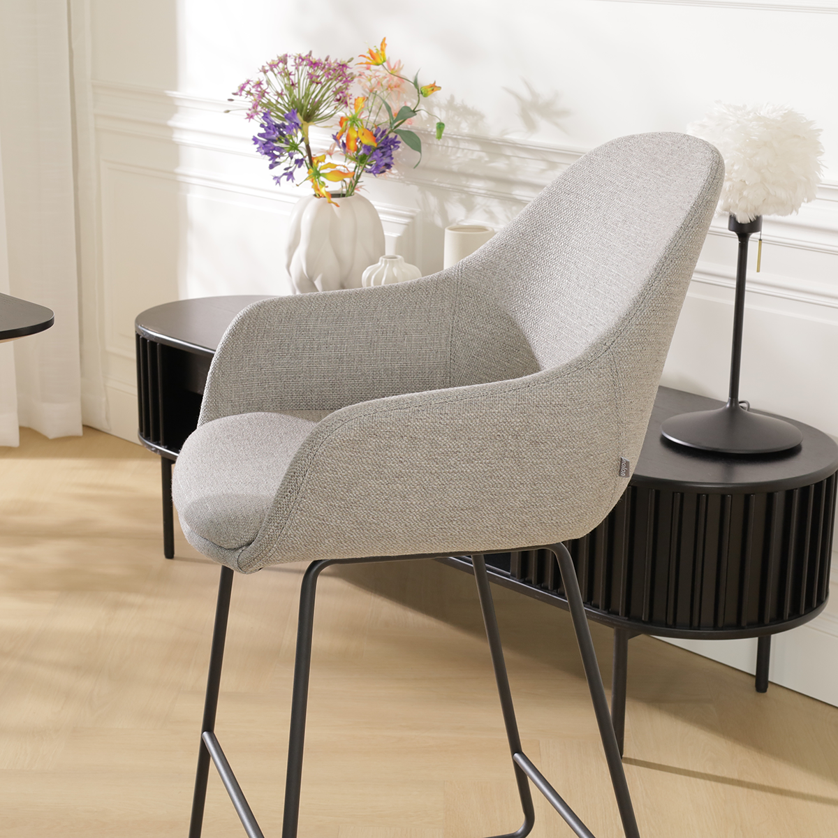Nino-Mae barkruk warm grijs - zwart onderstel - 75 cm