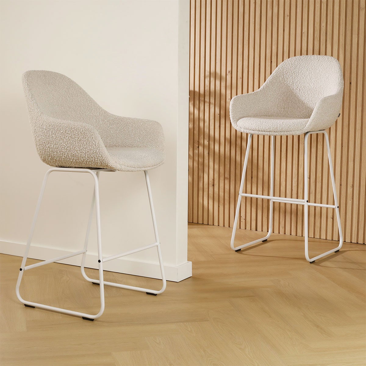 Nino-Mae barkruk bouclé beige - wit onderstel - 65 cm