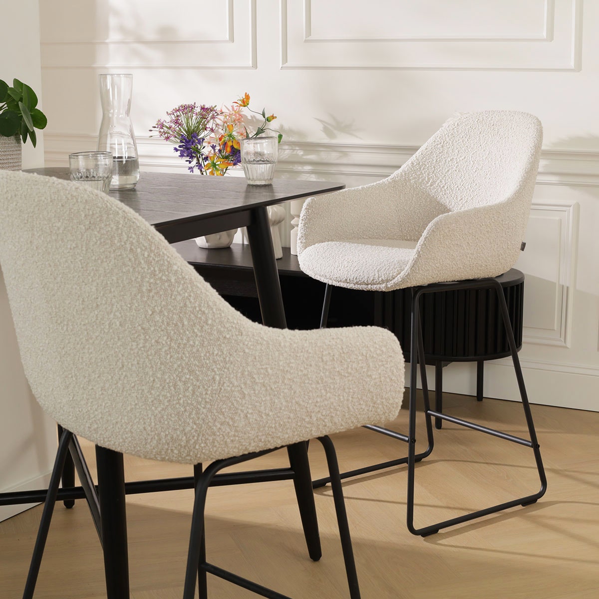 Nino-Mae barkruk bouclé beige - zwart onderstel - 65 cm