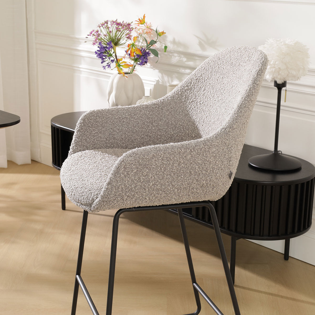 Nino-Mae barkruk bouclé taupe - zwart onderstel - 75 cm