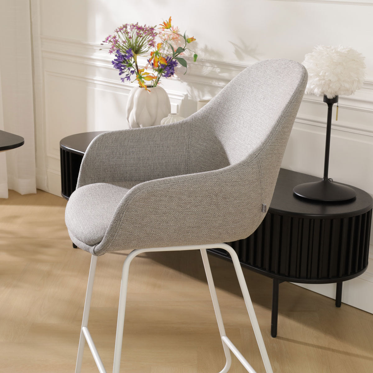 Nino-Mae barkruk warm grijs - wit onderstel - 65 cm