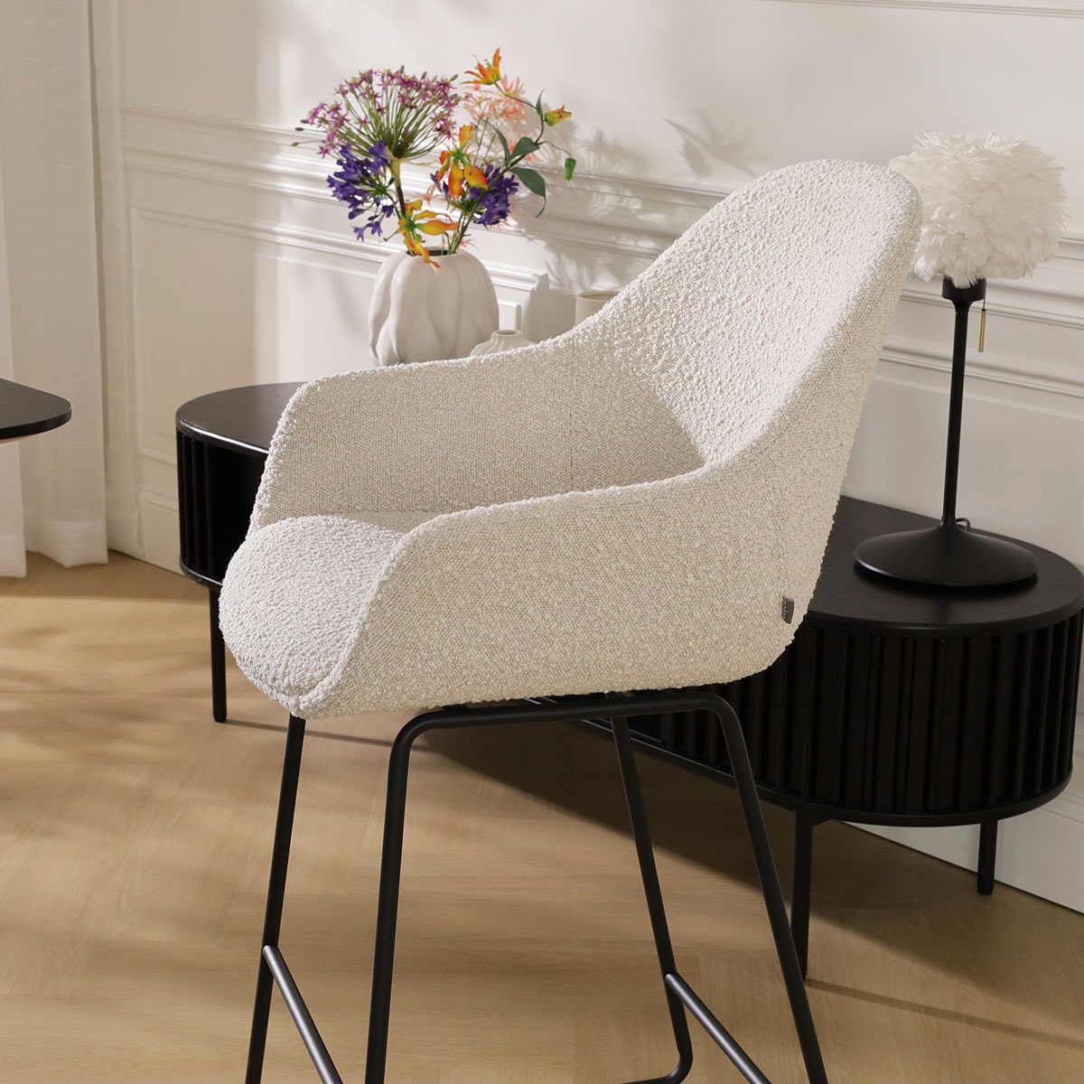 Nino-Mae barkruk bouclé beige - zwart onderstel - 65 cm