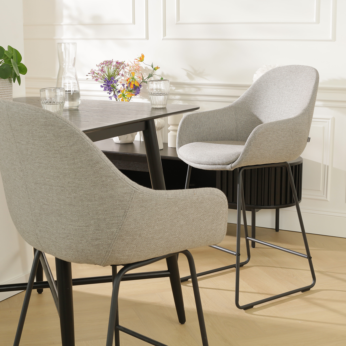 Nino-Mae barkruk warm grijs - zwart onderstel - 65 cm