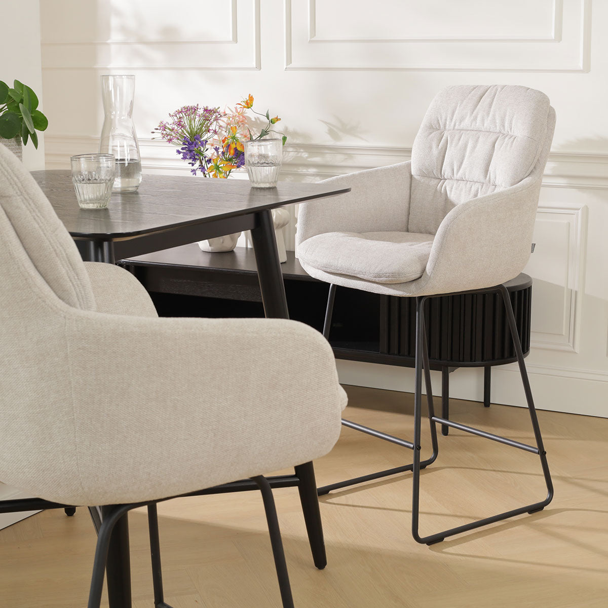Nino-Mia barkruk beige - zwart onderstel - 75 cm