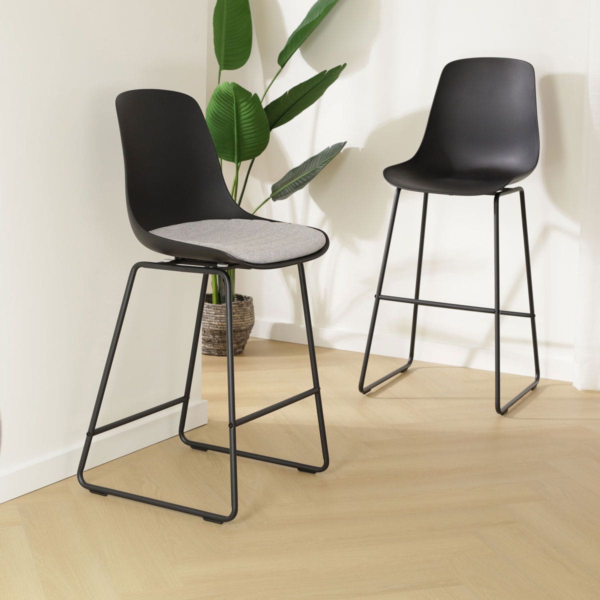 Nino-Pip barkruk zwart - zwart onderstel - 65 cm