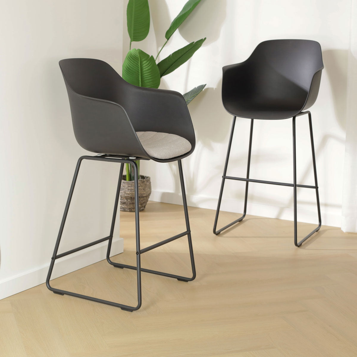 Nino-Puk barkruk zwart - zwart onderstel - 65 cm