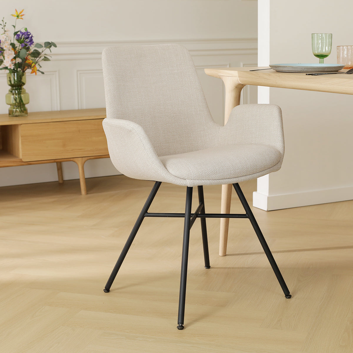 Noa-Eef eetkamerstoel beige - zwart onderstel