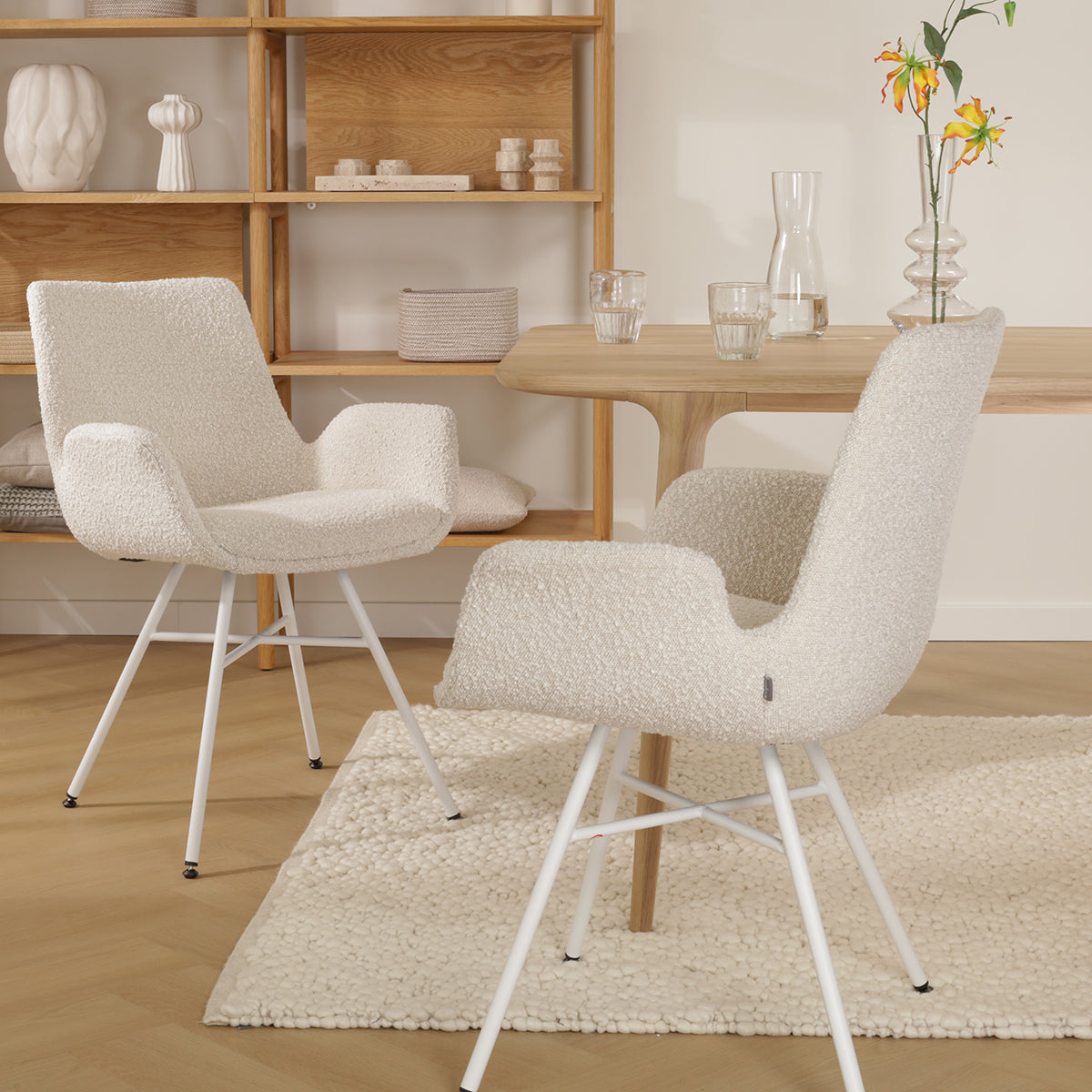 Noa-Eef eetkamerstoel bouclé beige - wit onderstel