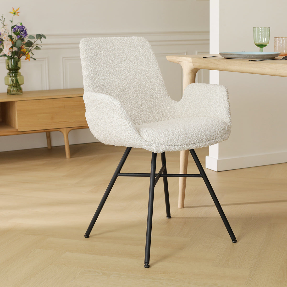 Noa-Eef eetkamerstoel bouclé beige - zwart onderstel