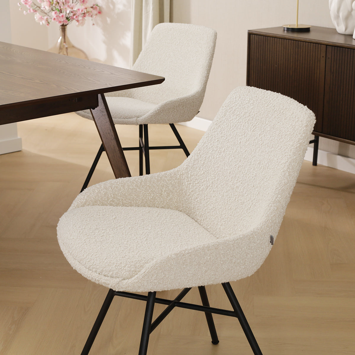 Noa-Isa eetkamerstoel bouclé beige - zwart onderstel