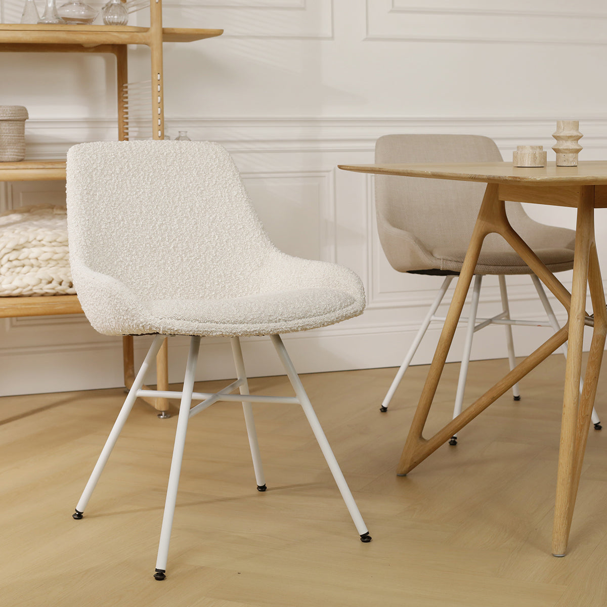 Noa-Isa eetkamerstoel bouclé beige - wit onderstel