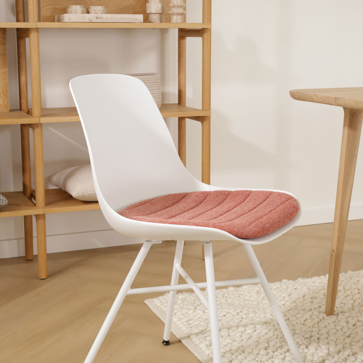 Noa-Liv eetkamerstoel wit met terracotta rood zitkussen - wit onderstel