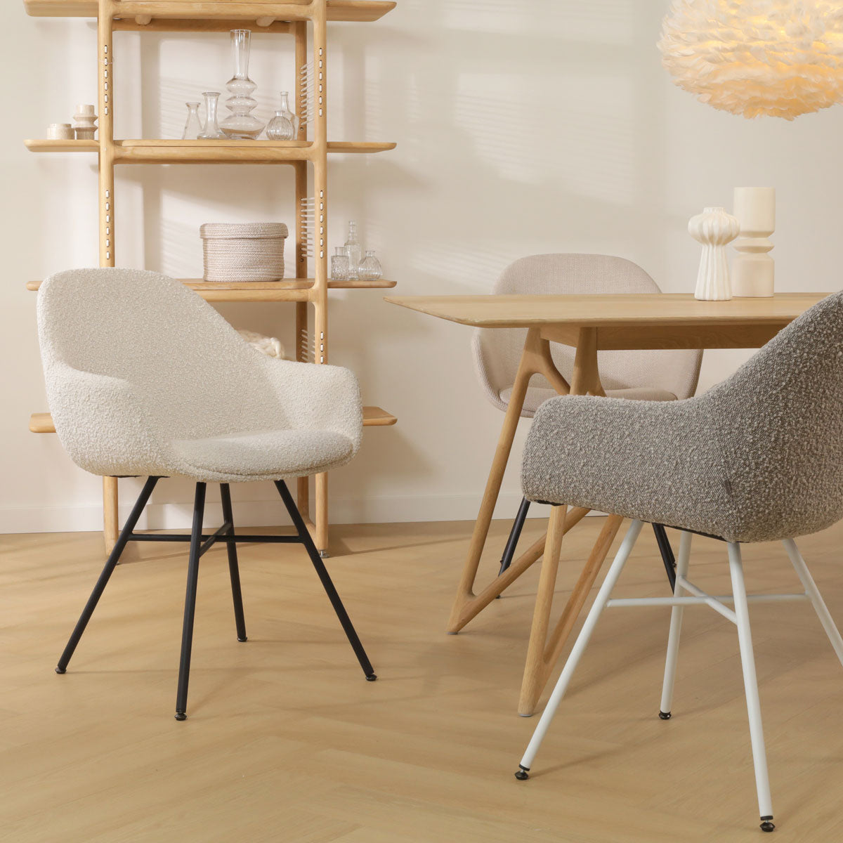 Noa-Mae eetkamerstoel bouclé beige - wit onderstel