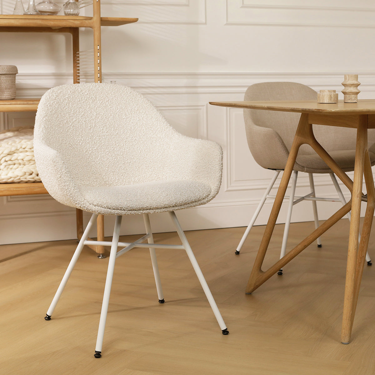 Noa-Mae eetkamerstoel bouclé beige - wit onderstel