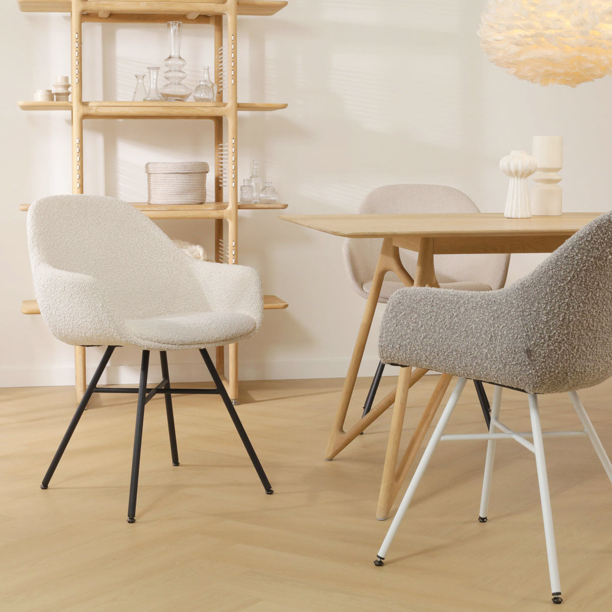 Noa-Mae eetkamerstoel bouclé beige - zwart onderstel
