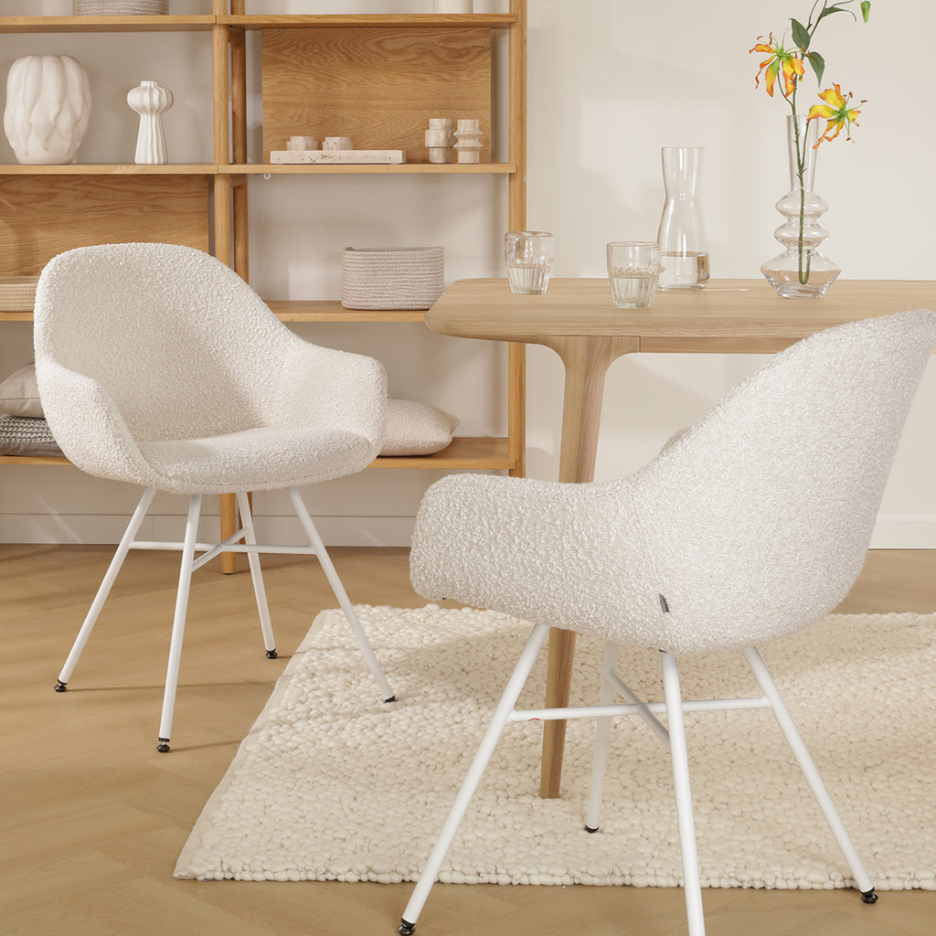 Noa-Mae eetkamerstoel bouclé beige - wit onderstel