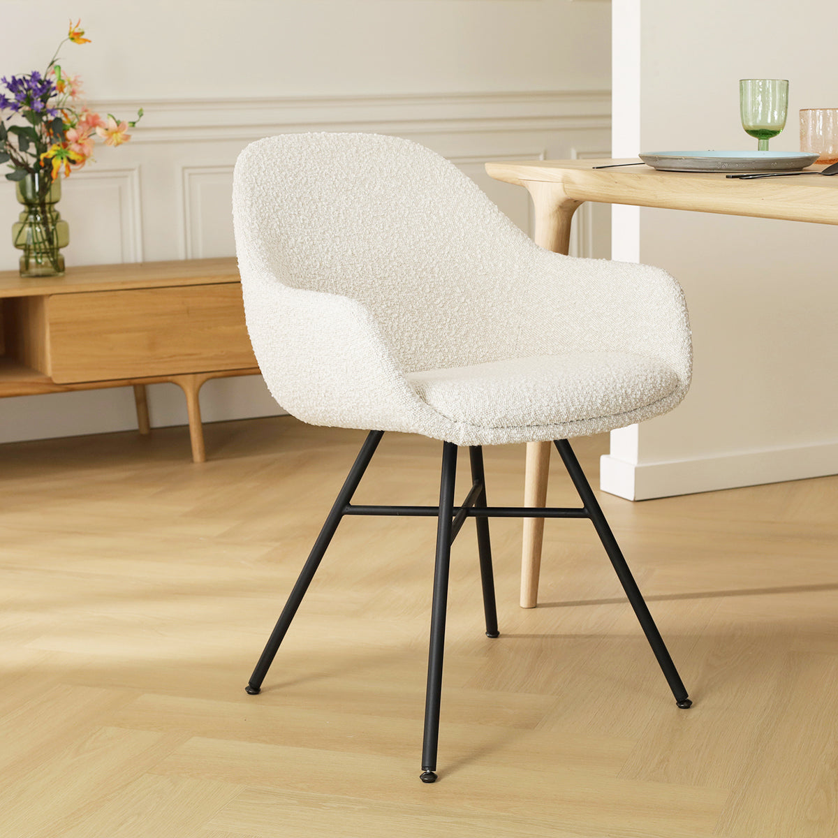 Noa-Mae eetkamerstoel bouclé beige - zwart onderstel