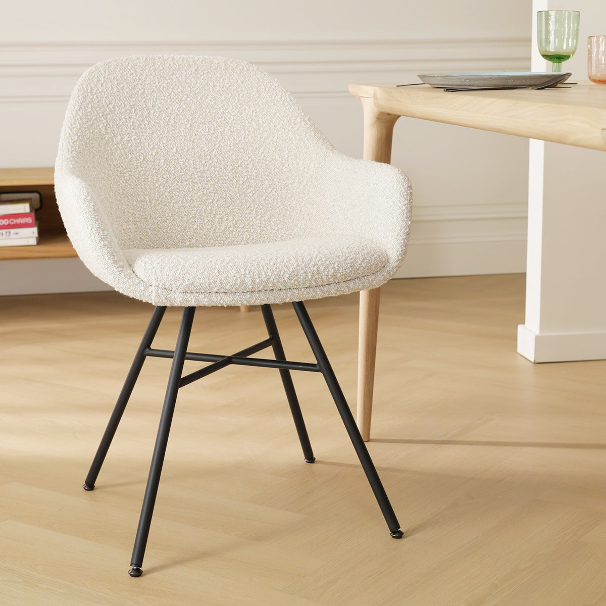 Noa-Mae eetkamerstoel bouclé beige - zwart onderstel
