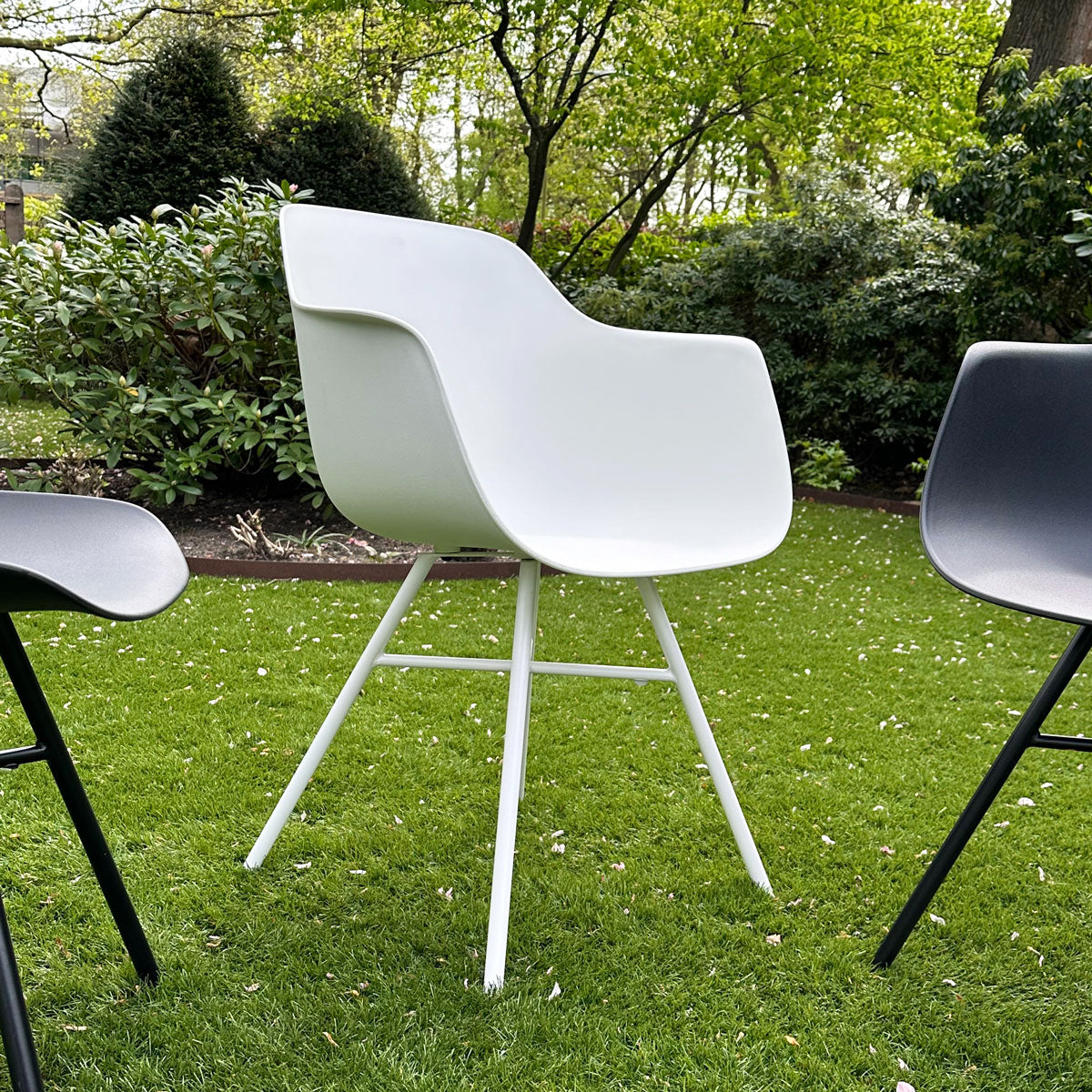 Noa-Puk kunststof tuinstoel wit - wit onderstel