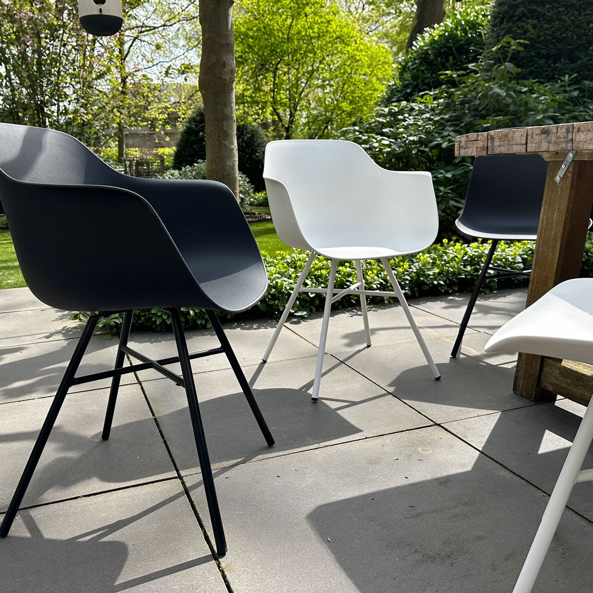 Noa-Puk kunststof tuinstoel wit - wit onderstel