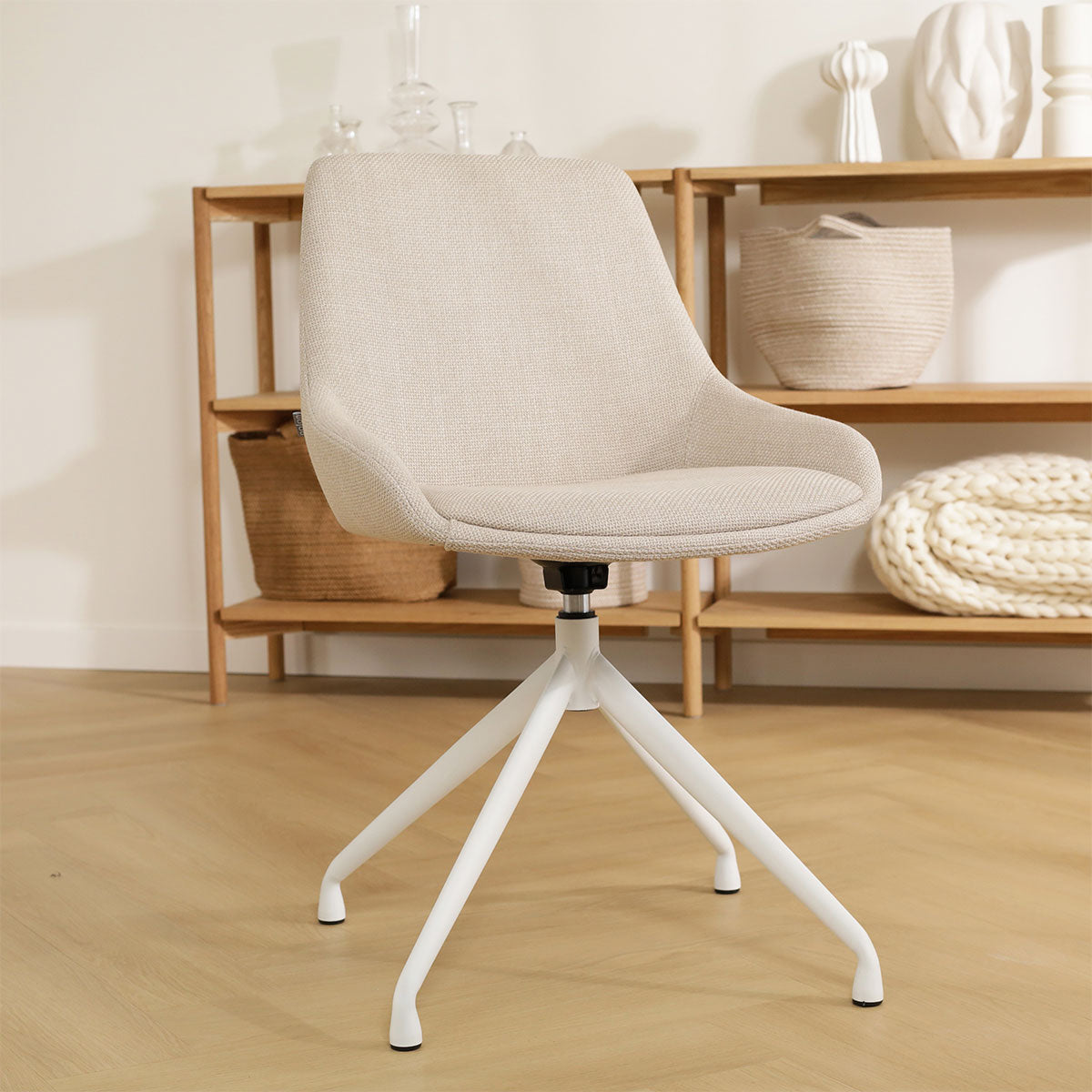 Nola-Isa draaibare eetkamerstoel beige - wit onderstel