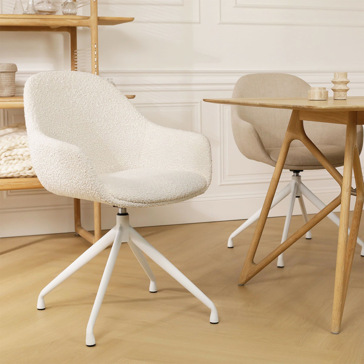 Nola-Mae draaibare eetkamerstoel bouclé beige - wit onderstel