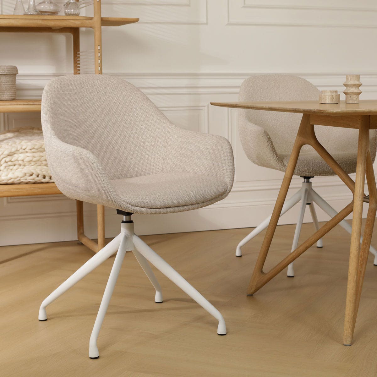Nola-Mae draaibare eetkamerstoel beige - wit onderstel