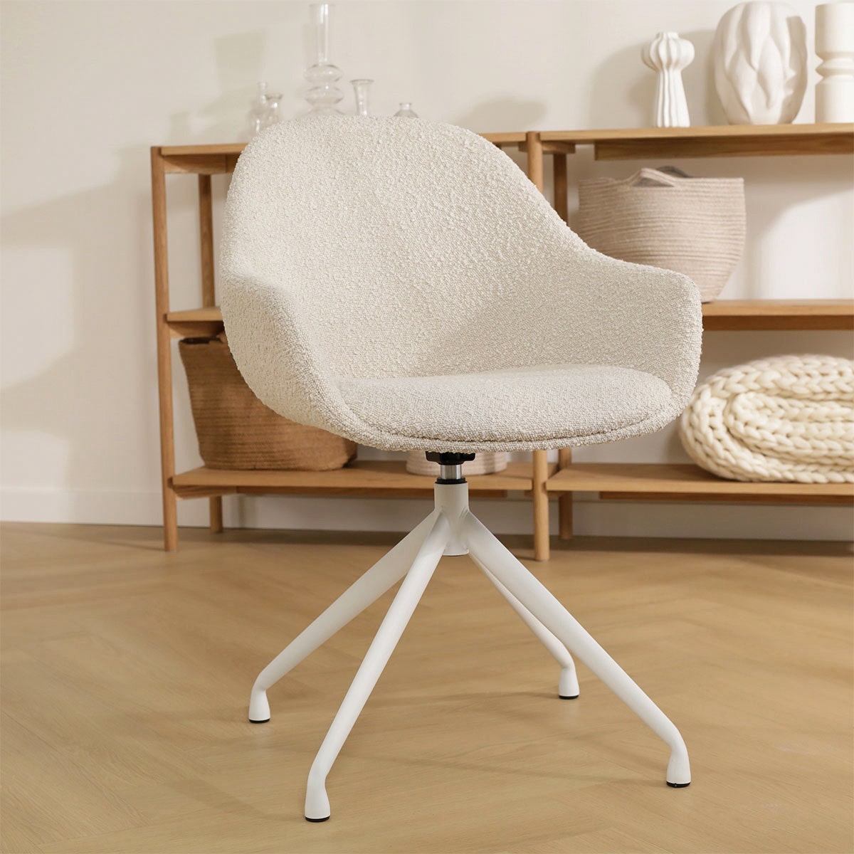 Nola-Mae draaibare eetkamerstoel bouclé beige - wit onderstel
