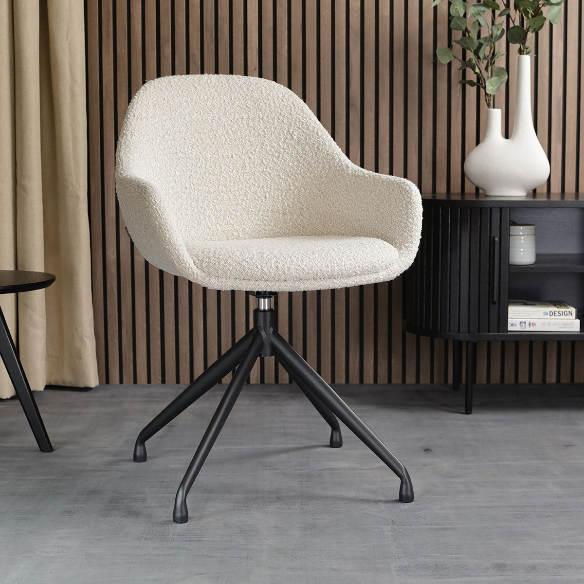 Nola-Mae draaibare eetkamerstoel bouclé beige - zwart onderstel