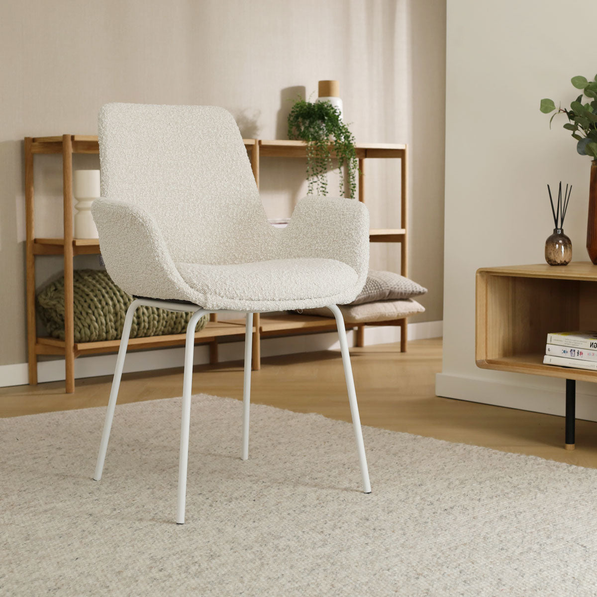 Nora-Eef eetkamerstoel bouclé beige - wit onderstel