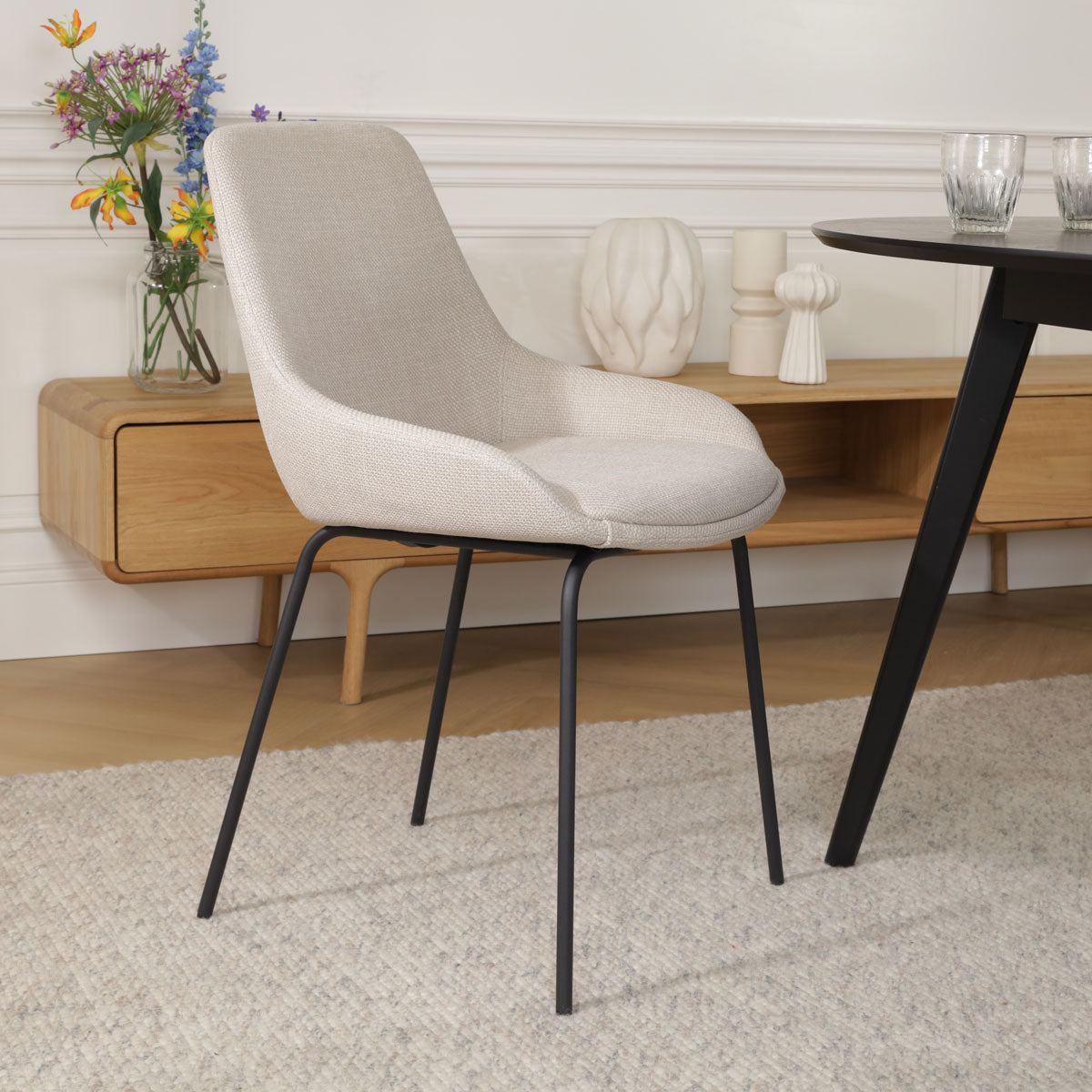 Nora-Isa eetkamerstoel beige - zwart onderstel