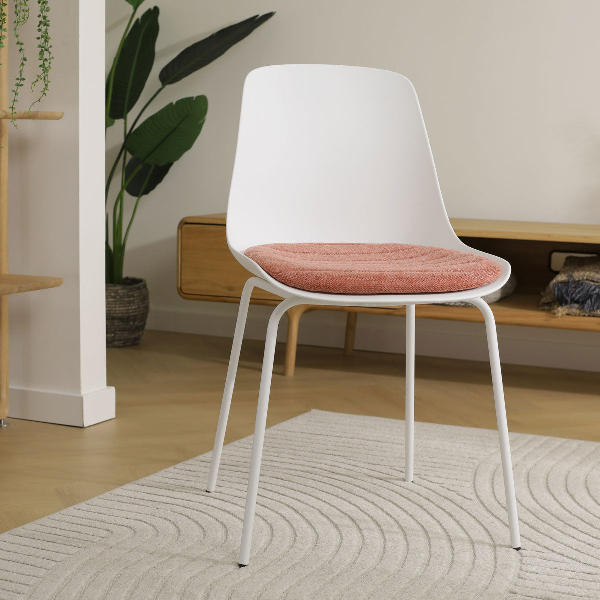 Nora-Liv eetkamerstoel wit met terracotta rood zitkussen - wit onderstel