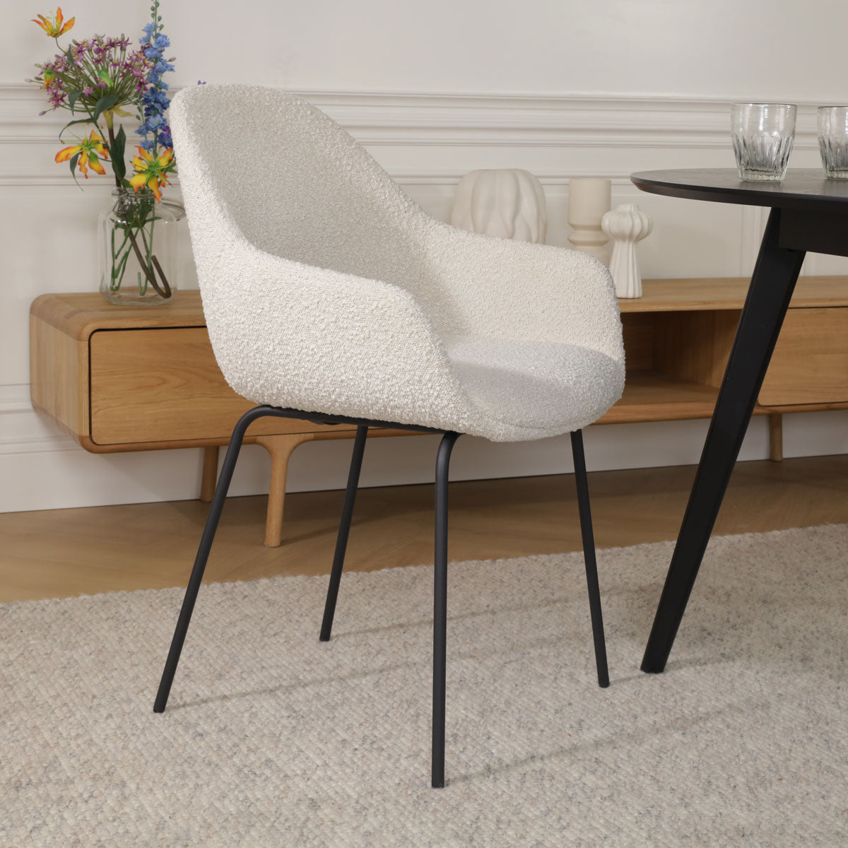 Nora-Mae eetkamerstoel bouclé beige - zwart onderstel