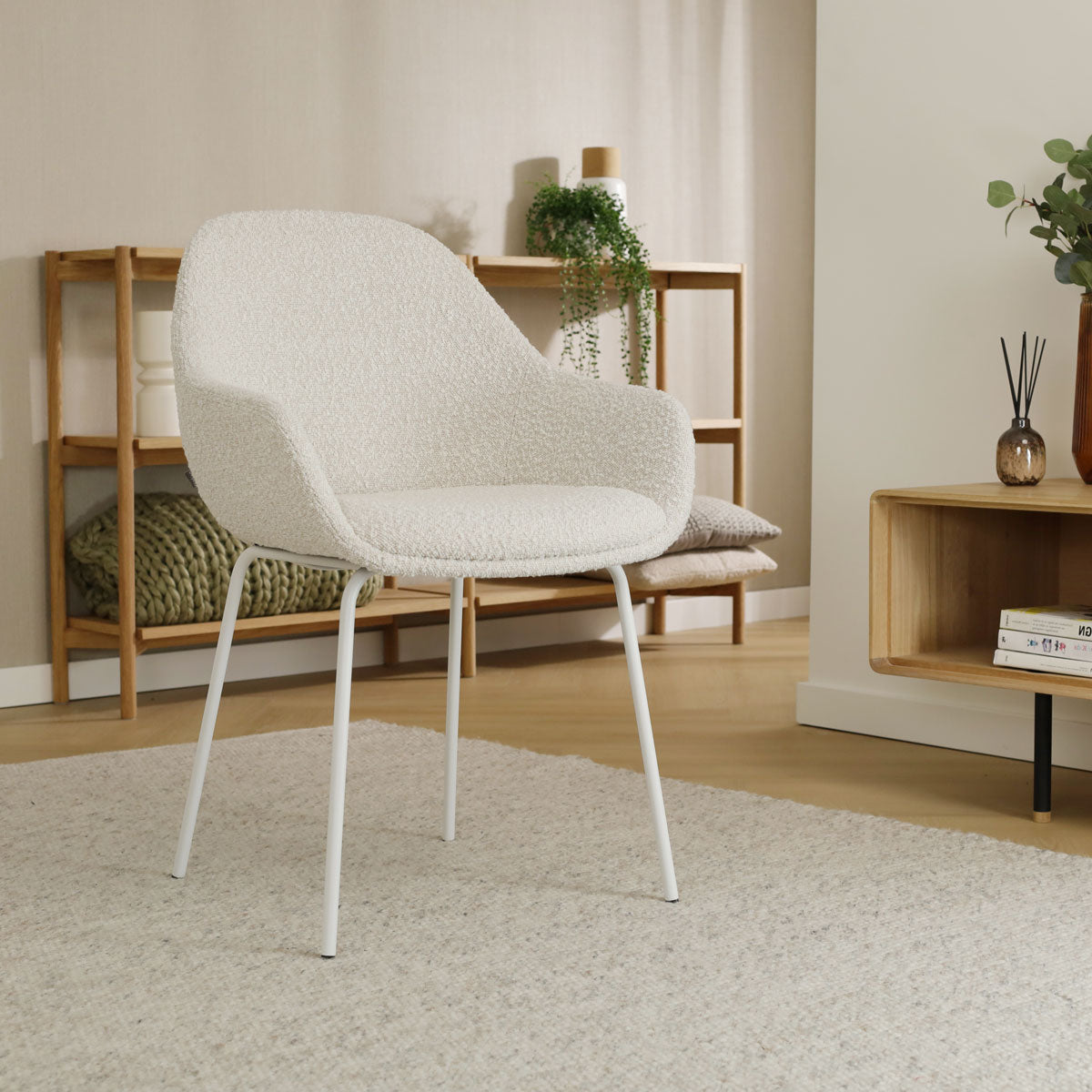 Nora-Mae eetkamerstoel bouclé beige - wit onderstel
