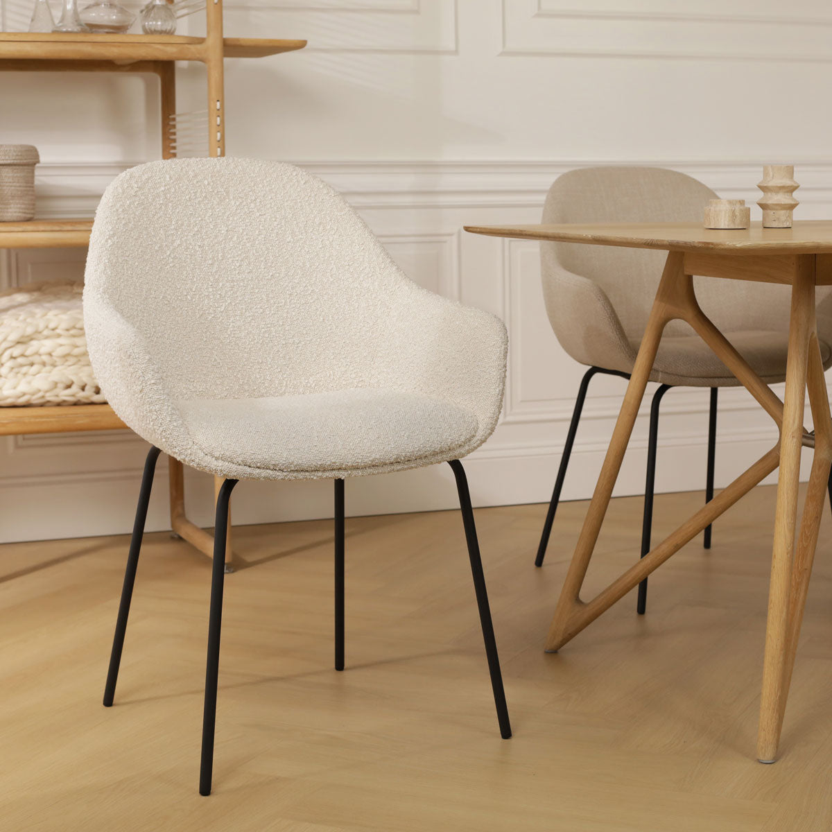 Nora-Mae eetkamerstoel bouclé beige - zwart onderstel