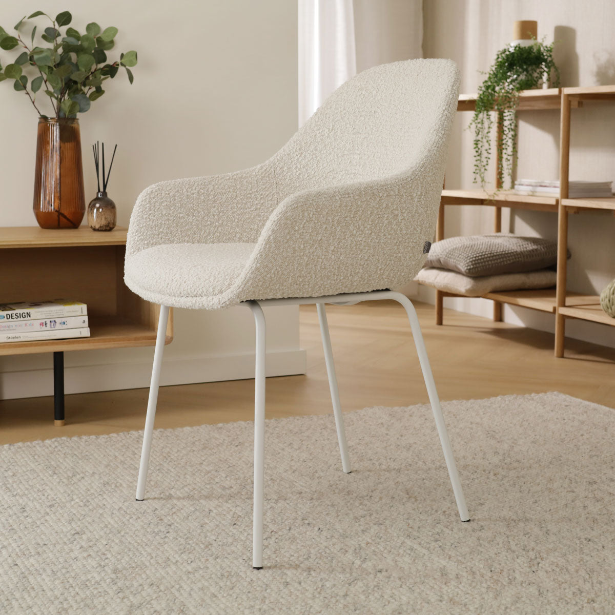 Nora-Mae eetkamerstoel bouclé beige - wit onderstel