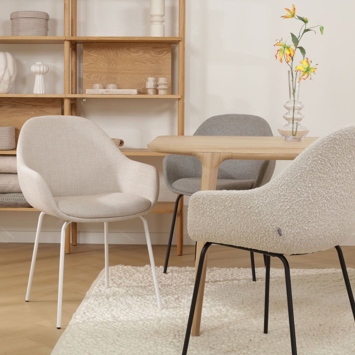 Nora-Mae eetkamerstoel bouclé beige - zwart onderstel