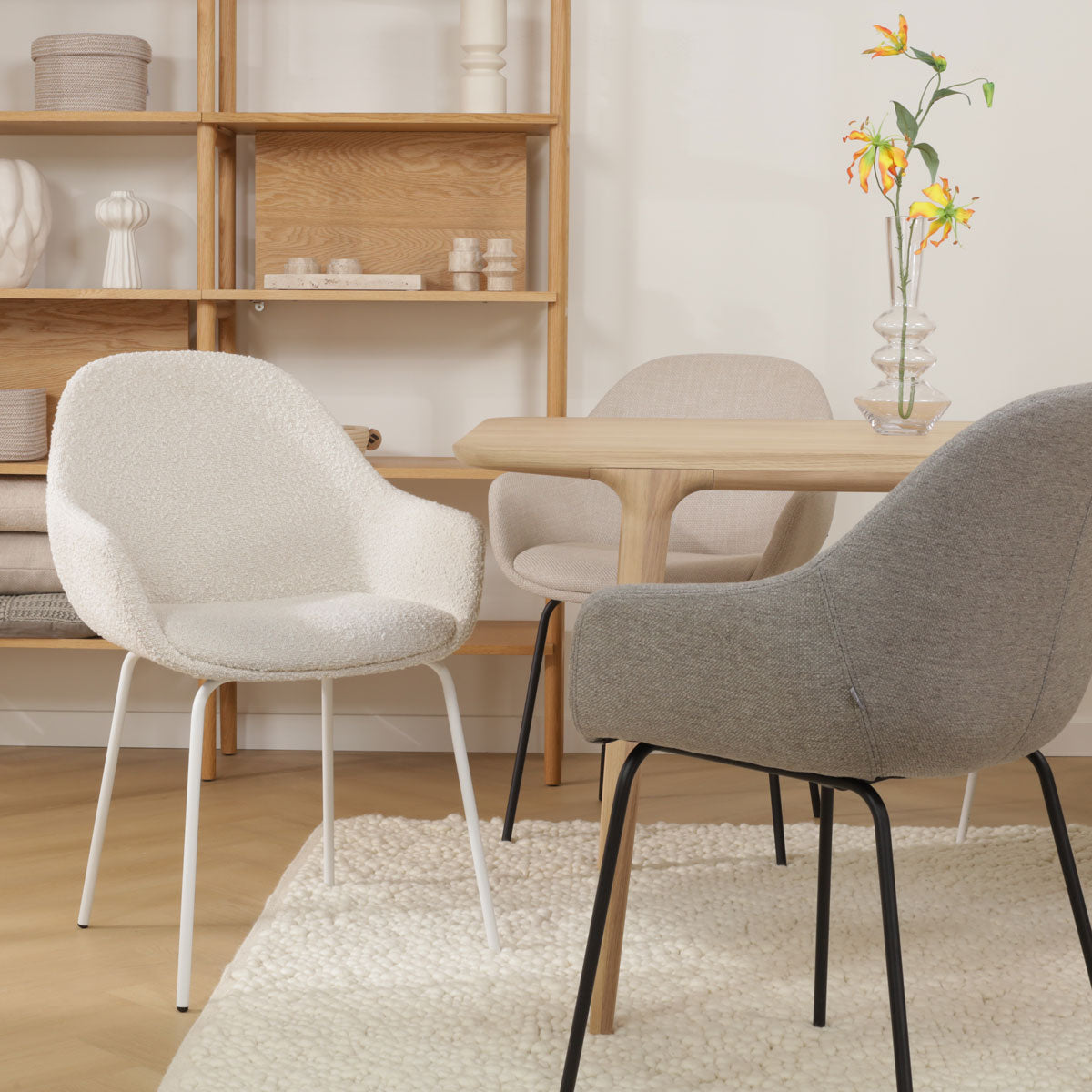 Nora-Mae eetkamerstoel bouclé beige - wit onderstel