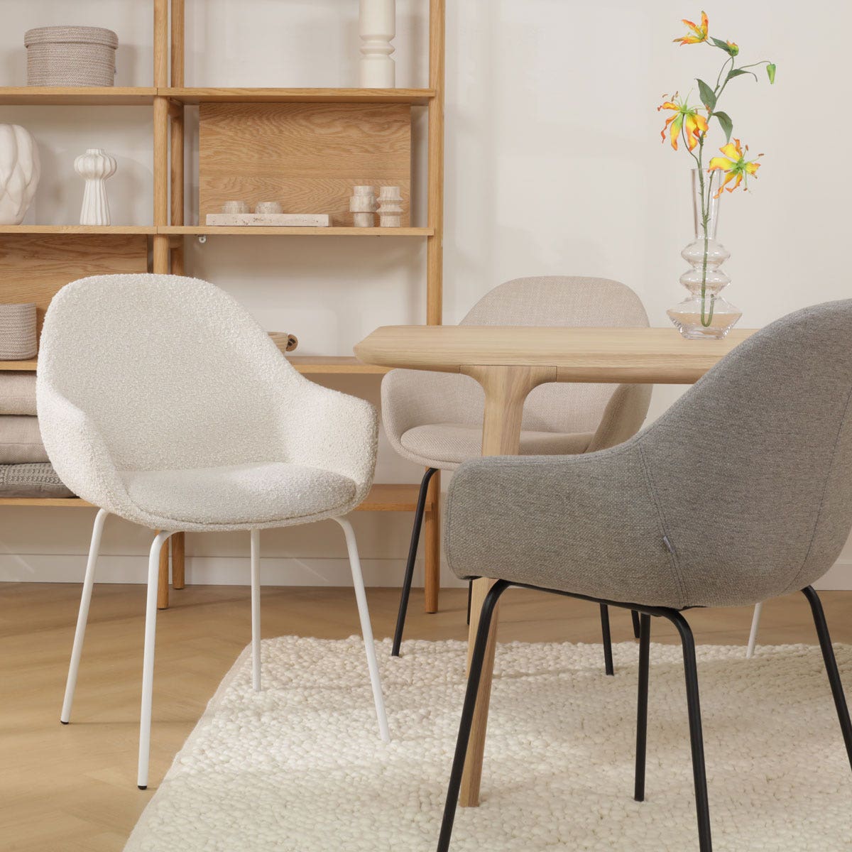 Nora-Mae eetkamerstoel bouclé beige - wit onderstel