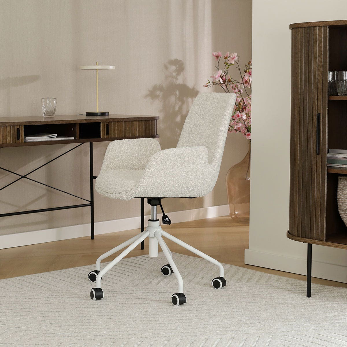 Nout-Eef bureaustoel bouclé beige - wit onderstel