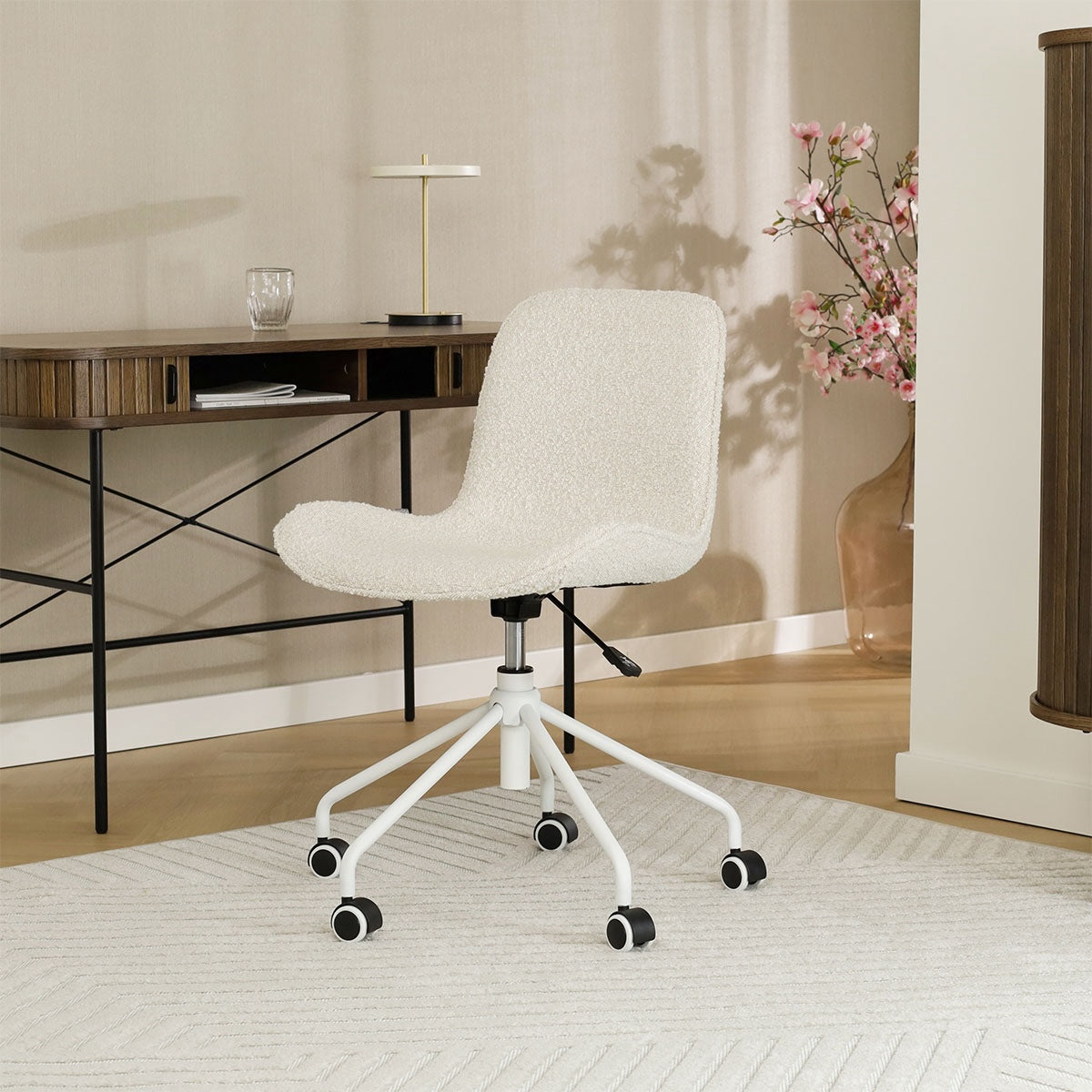 Nout-Fé bureaustoel bouclé beige - wit onderstel