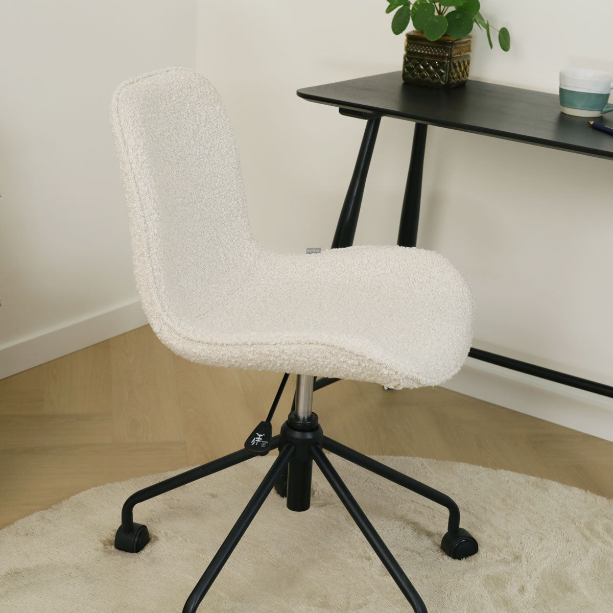 Nout-Fé bureaustoel bouclé beige - zwart onderstel
