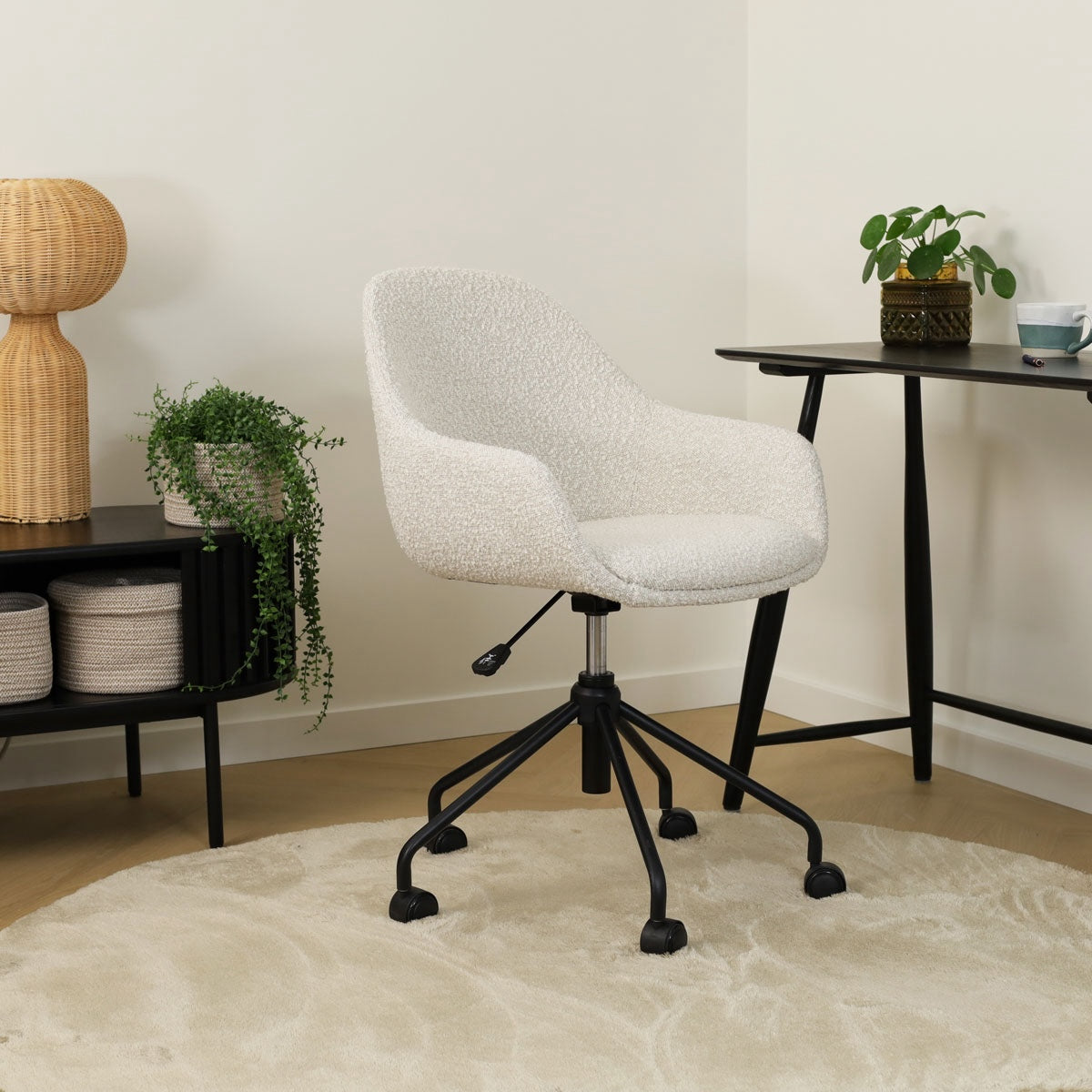 Nout-Mae bureaustoel bouclé beige - zwart onderstel