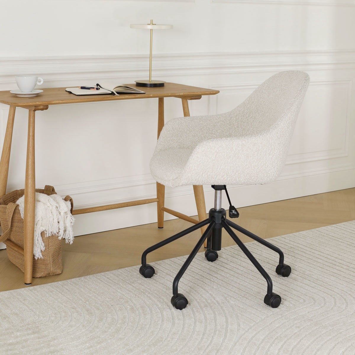 Nout-Mae bureaustoel bouclé beige - zwart onderstel