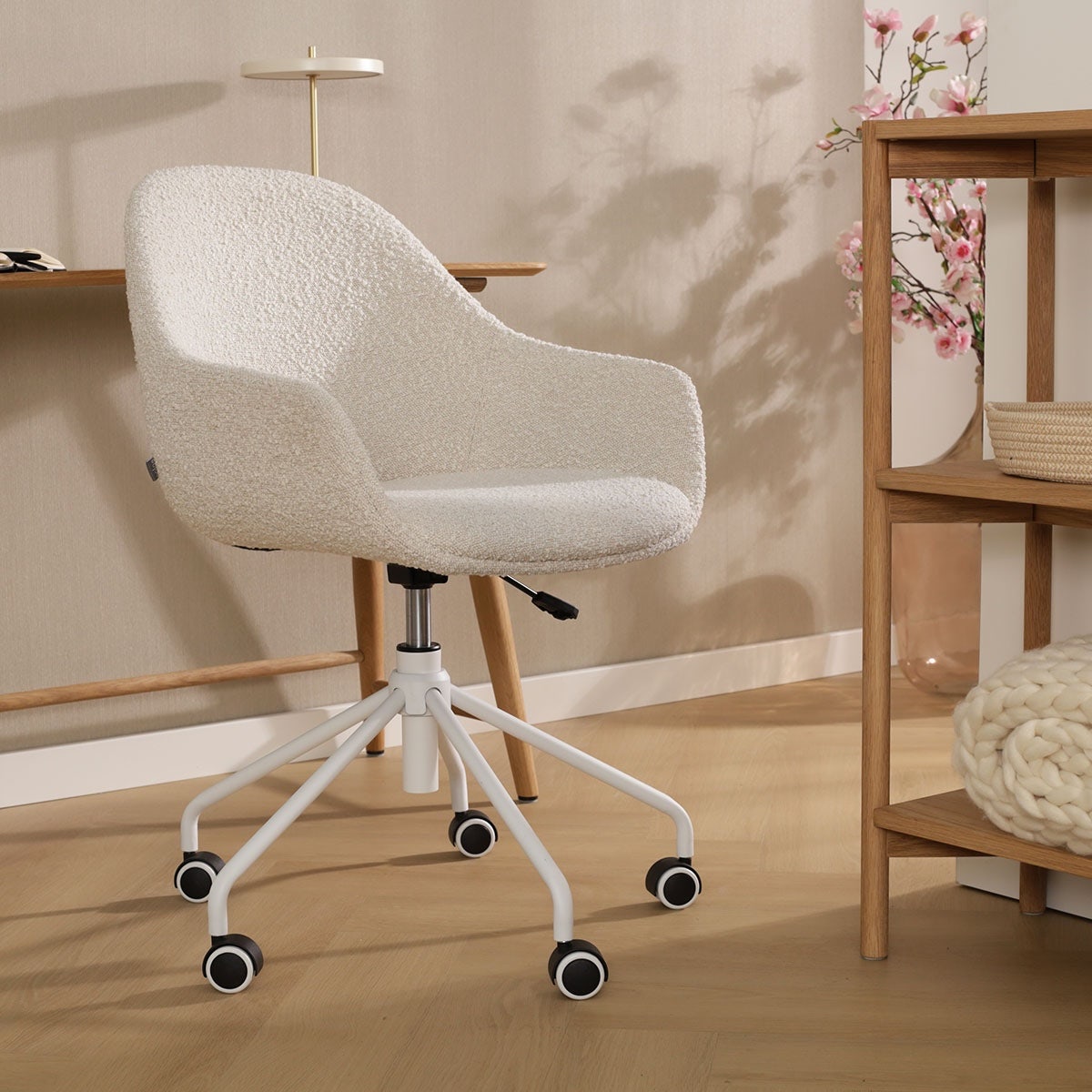 Nout-Mae bureaustoel bouclé beige - wit onderstel