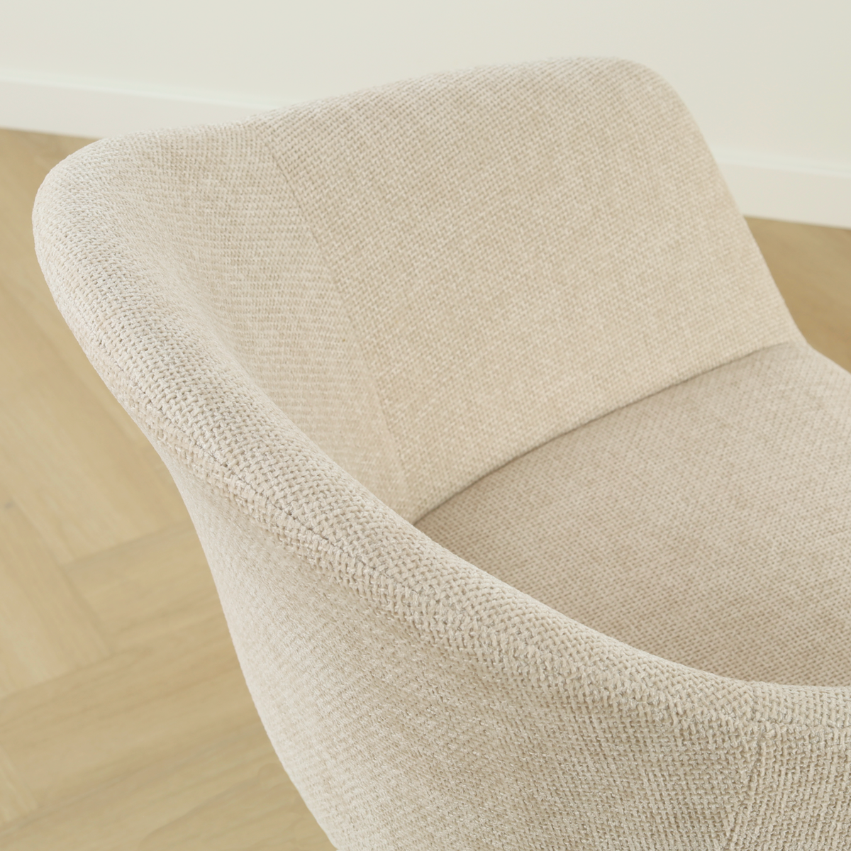 Noor-Otis draaibare eetkamerstoel cottonbeige - walnoot houten onderstel