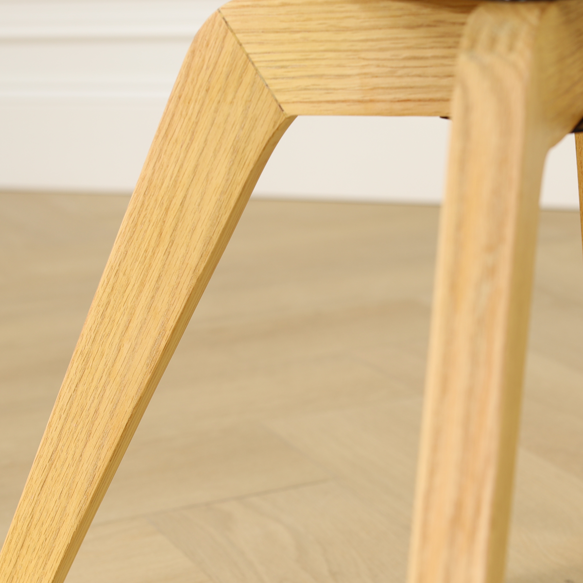 Noor-Fé draaibare eetkamerstoel bouclé beige - houten onderstel