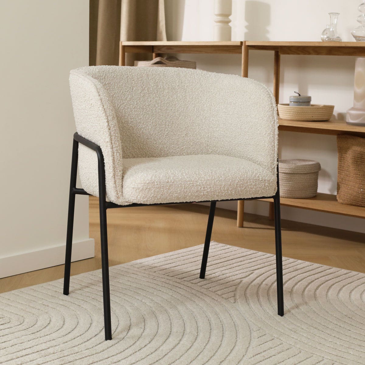 Josefien eetkamerstoel met armleuningen in bouclé beige