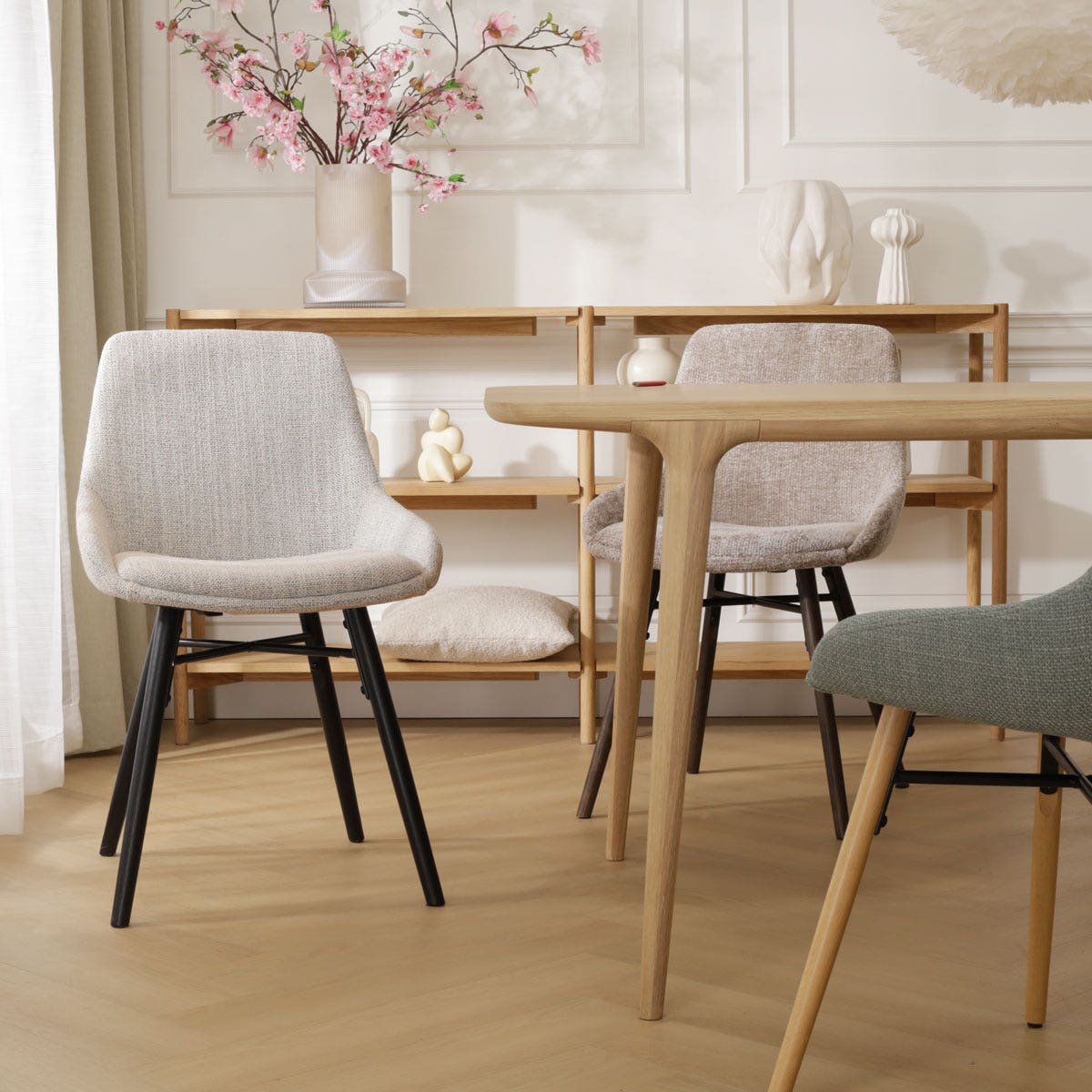 Nena-Isa eetkamerstoel beige gemêleerd - walnoot houten onderstel